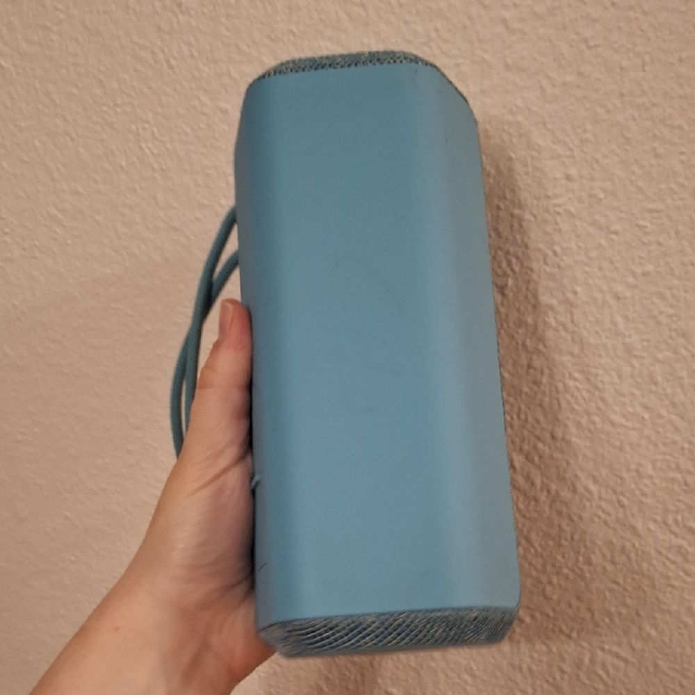 Sony Blue Portable Speaker with Minimalist Design - Picture 4 of 10